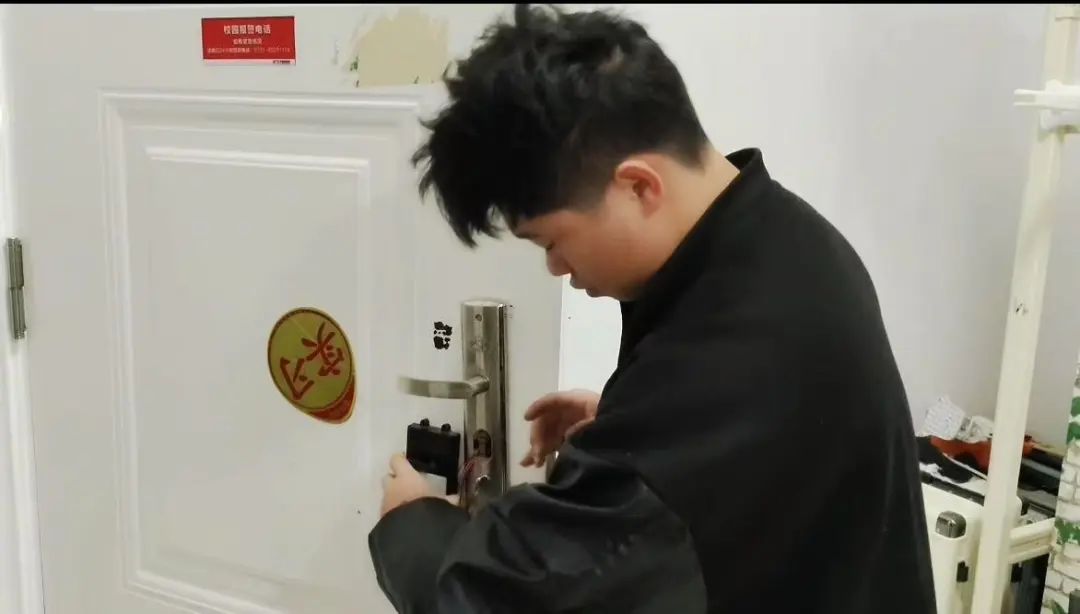 DƬ